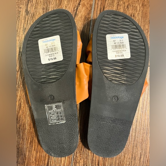 NWT (no box) Catherine Malandrino slides. Size 8. - Picture 3 of 5